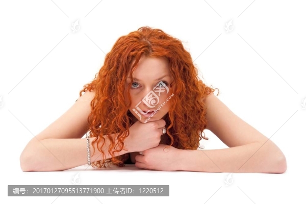 女人躺在白色的背景上