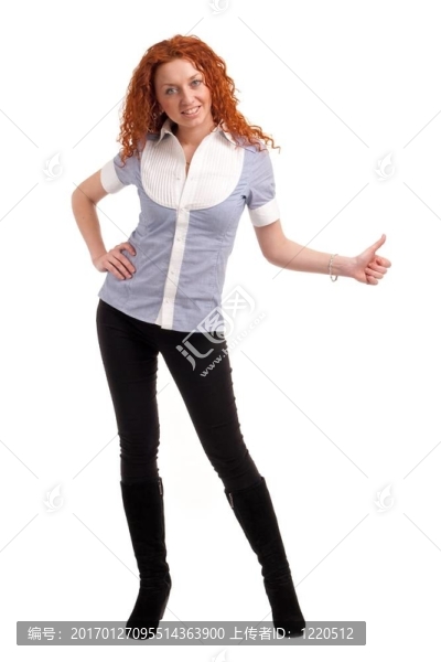 微笑的紅發(fā)女人豎起大拇指