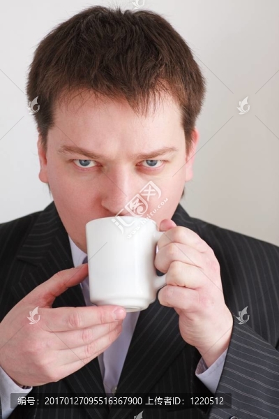 男子與杯關(guān)閉-匯圖網(wǎng) www.fosd68.com 男子與杯關(guān)閉