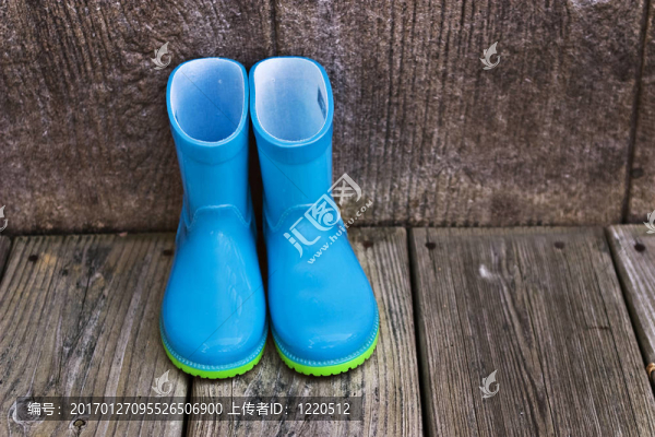 孩子的藍(lán)色雨鞋