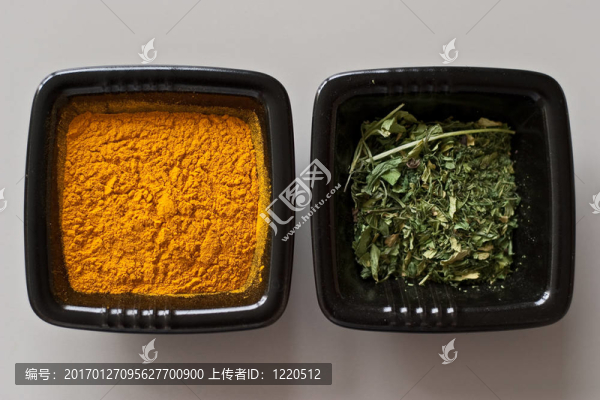 香料姜黃粉和干香草