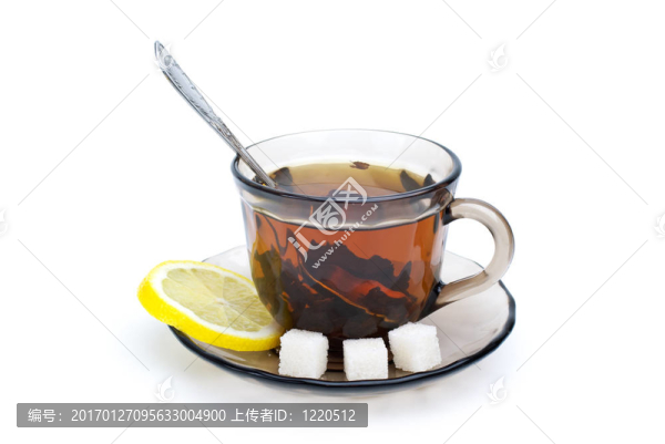 與紅茶茶杯；茶匙；菜；檸檬片和糖片