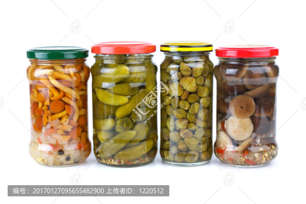 與腌制酸黃瓜的玻璃瓶；蘑菇和刺山柑