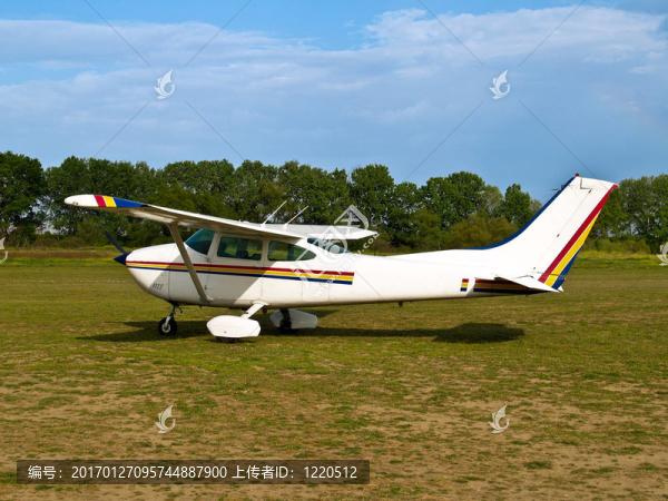 輕型飛機(jī)降落