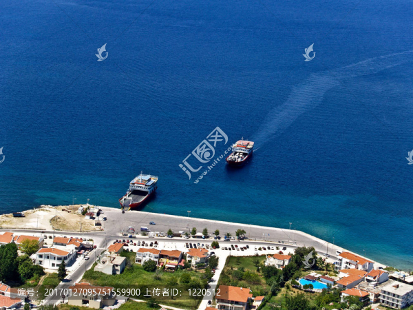 在Greek島上的Ferryboats