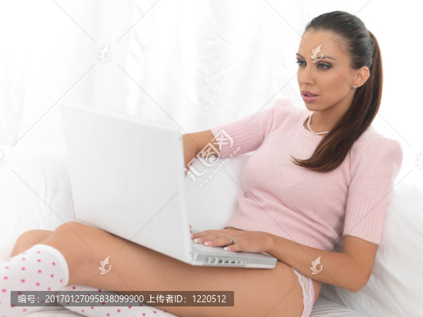 沙發(fā)上有筆記本電腦的女孩