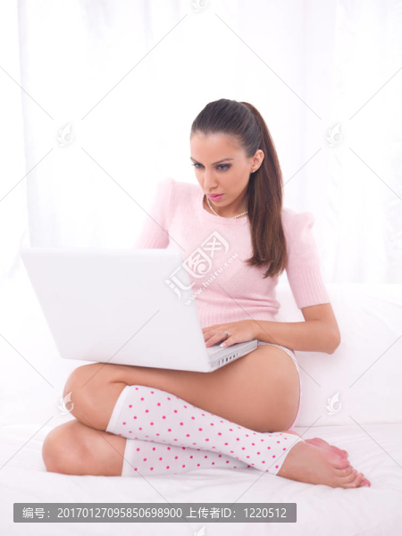 沙發(fā)上有筆記本電腦的女孩