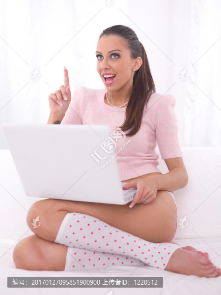 沙發(fā)上有筆記本電腦的女孩