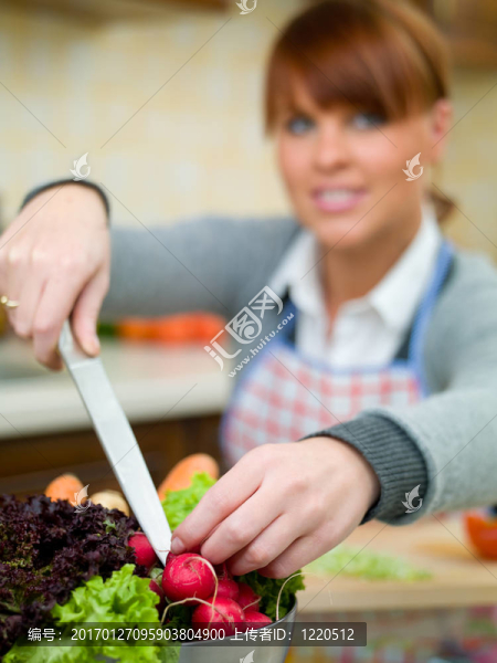 女人在廚房
