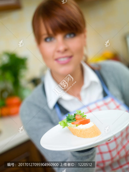 女人在廚房
