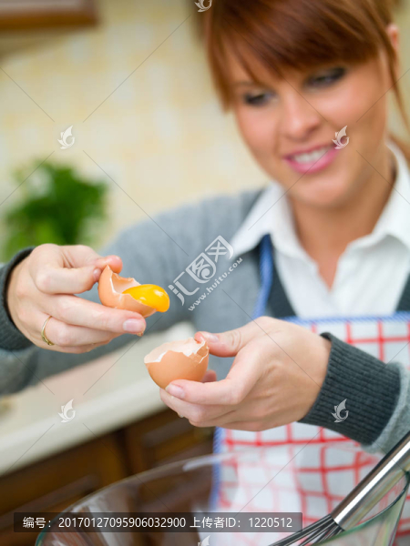 女人在廚房