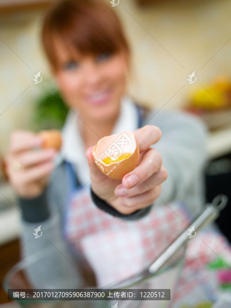 女人在廚房
