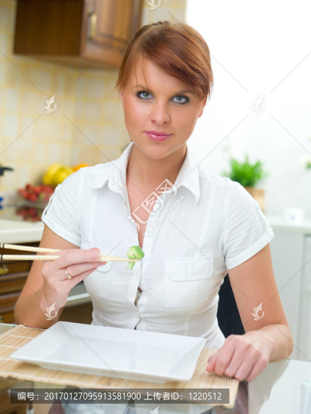 女人在廚房