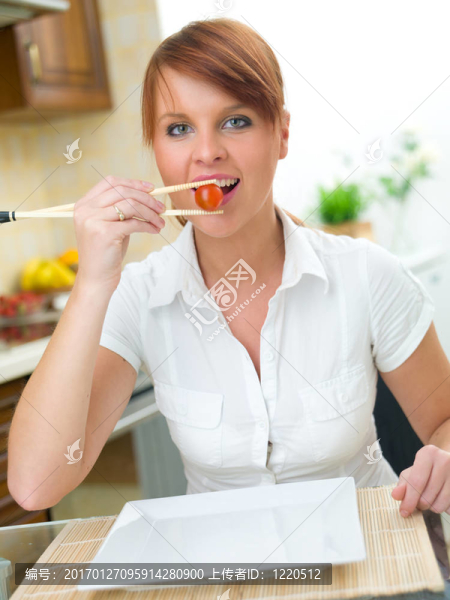 女人在廚房