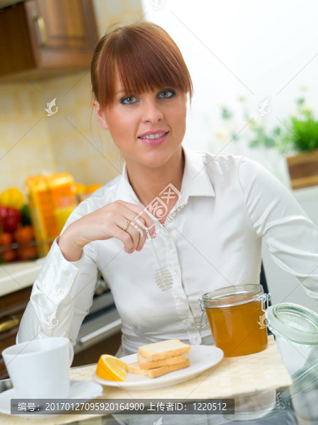 女人在廚房