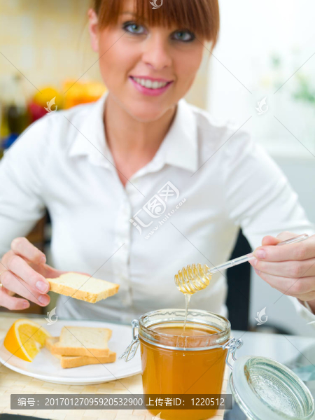 女人在廚房