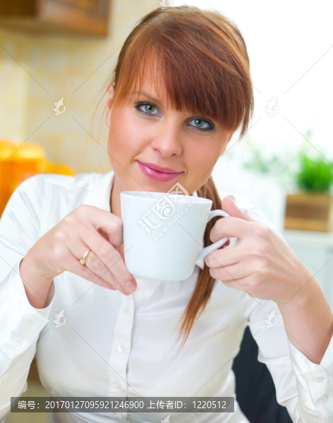 女人在廚房
