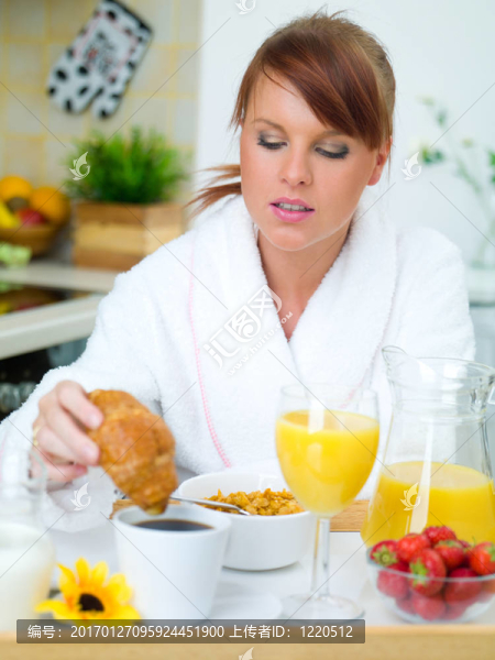 女人在廚房