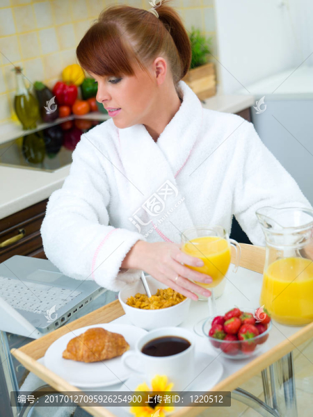 女人在廚房