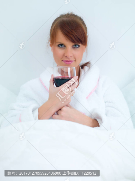 飲料在床上