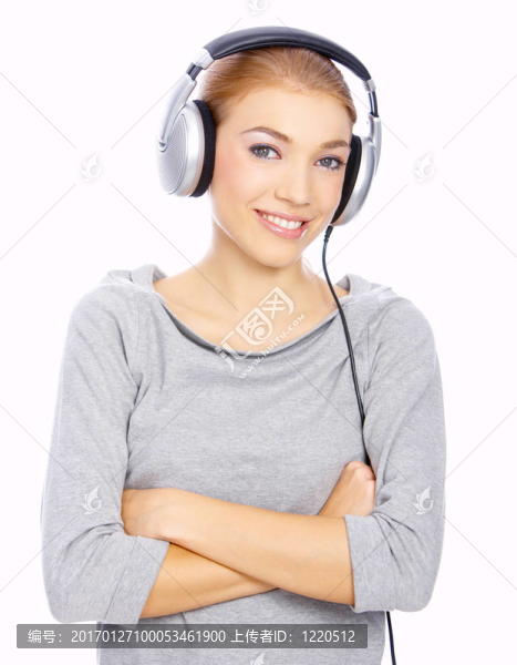 女孩帶著耳機(jī)