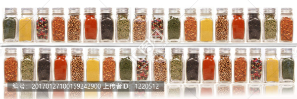 兩層架子上的什錦調味品
