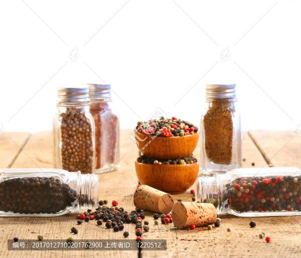 舊木桌上的香料玻璃容器-匯圖網(wǎng) www.fosd68.com 舊木桌上的香料玻璃容器