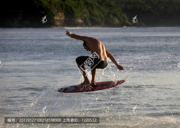 沖浪者在日落