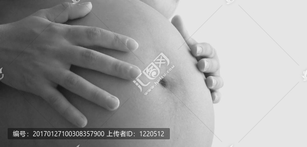 媽媽摸她的肚子