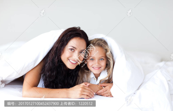 母親和女兒抱在床上