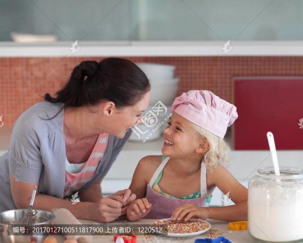 在廚房準(zhǔn)備食物的母親和女兒畫(huà)像