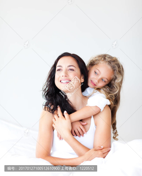 母親和女兒抱在床上