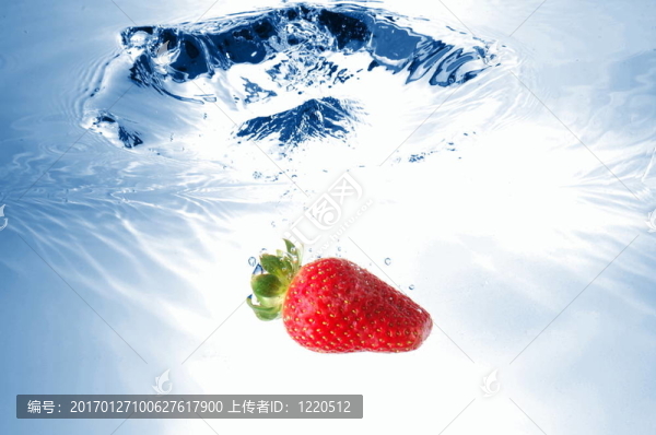 草莓在水