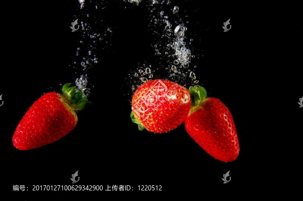 草莓在水