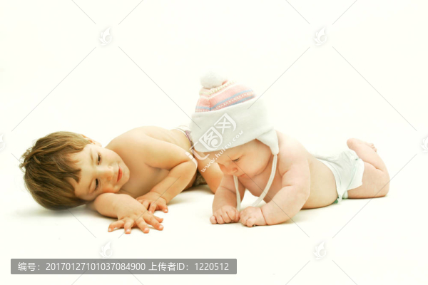 兄弟姐妹看著對方白