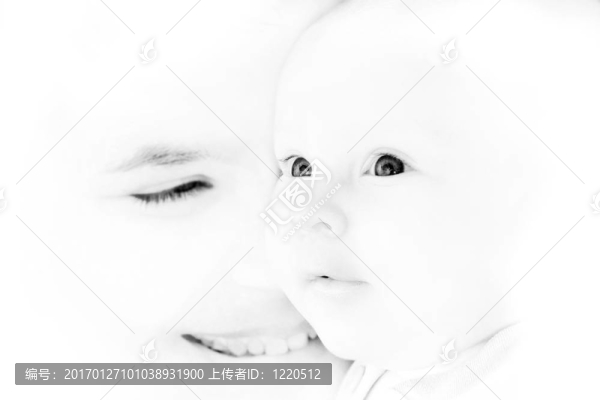 高水平的母親和嬰兒肖像聚焦嬰兒的眼睛