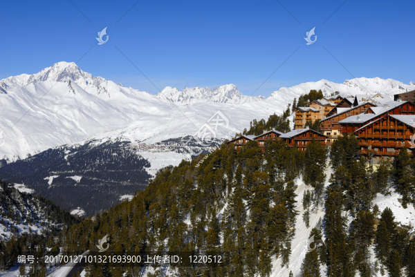 高山勝地；勃朗峰山脈背景。
