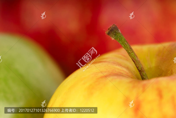 四個蘋果-紅的，黃的和綠的