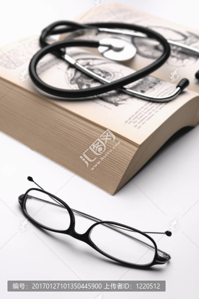 眼鏡；聽聲器和醫(yī)學教科書