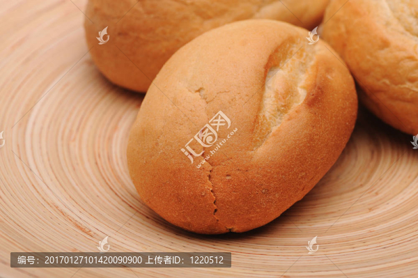 白面包在一個(gè)圓形的木板上