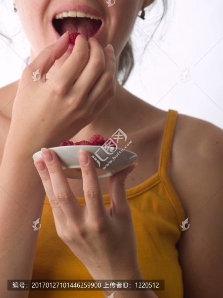 女孩吃樹莓