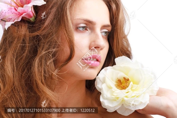 美麗的年輕女人與花