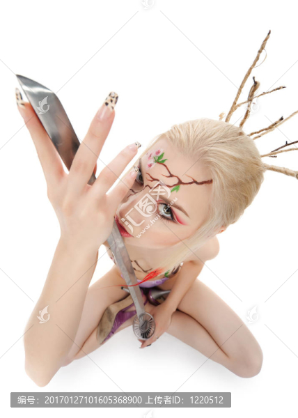 金發(fā)女郎與武士刀