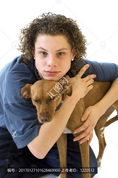帶著他的狗的小男孩