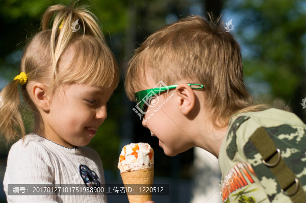 孩子吃冰淇淋