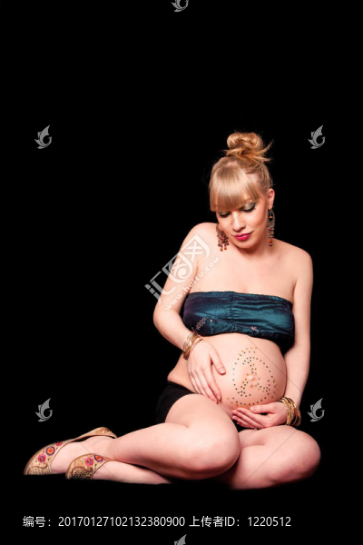 美麗的孕婦金發(fā)女孩