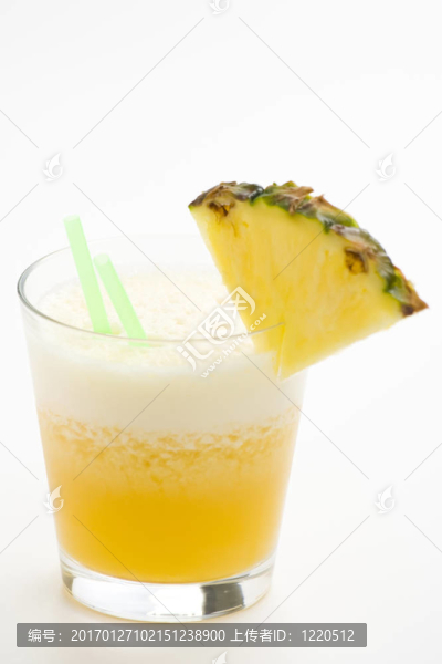 清爽的菠蘿和香橙奶昔