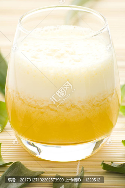 清爽的菠蘿和香橙奶昔