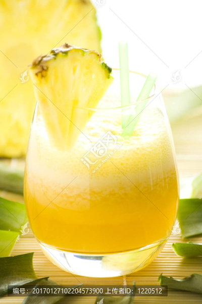 清爽的菠蘿和香橙奶昔