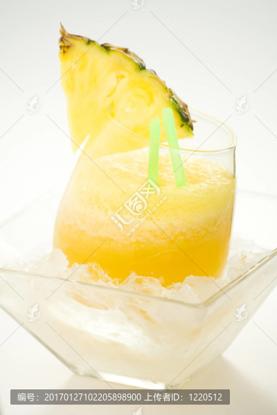 清爽的菠蘿和香橙奶昔